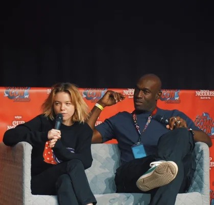 Milly Alcock et Steve Toussaint lors d'un panel à la German Comic Con Dortmund en décembre 2022.