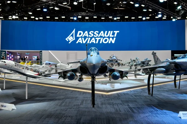 Stand Dassault Aviation présentant des maquettes de Rafale et de Falcon.