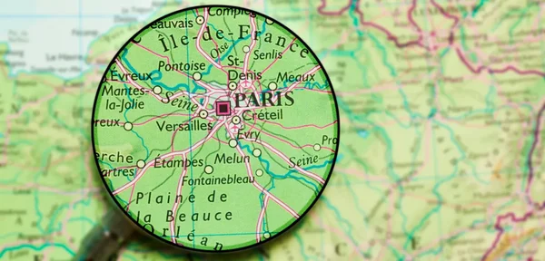 Carte de la région Île-de-France avec une loupe sur Paris, montrant Versailles et Meaux.