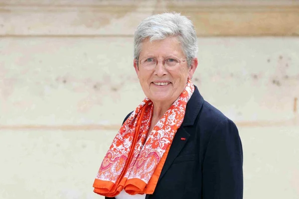 Geneviève Darrieussecq, ministre de la Santé, souriant lors d'une apparition publique.