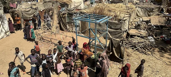 Vue d'un camp de déplacés au Soudan du Sud, où les abris précaires témoignent de l'urgence humanitaire.
