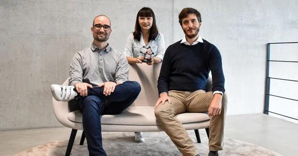 L'équipe de QuantumDiamonds posant avec un trophée après avoir obtenu un financement de 7 millions d'euros.