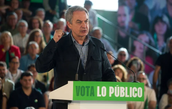 José Luis Zapatero prenant la parole lors d'un meeting politique.