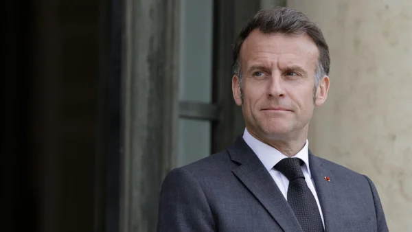 Emmanuel Macron lors d'une cérémonie en extérieur.