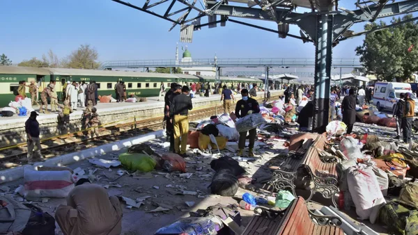 Scène de l'attaque à l'explosif d'un train au Pakistan : intervention des secours sur le quai.