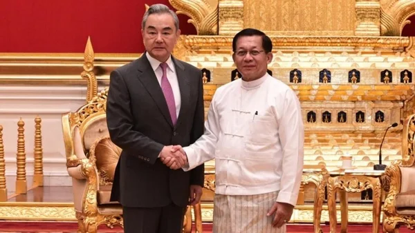 Poignée de main entre un responsable chinois et le président birman Min Aung Hlaing.
