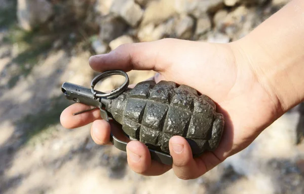 Une grenade au phosphore découverte dans le Calvados lors de travaux de jardinage.