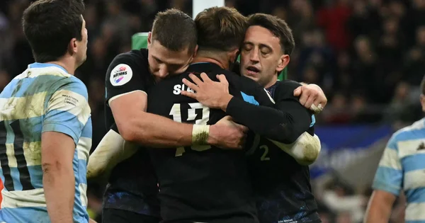 Les joueurs anglais célèbrent leur victoire après le match tendu.