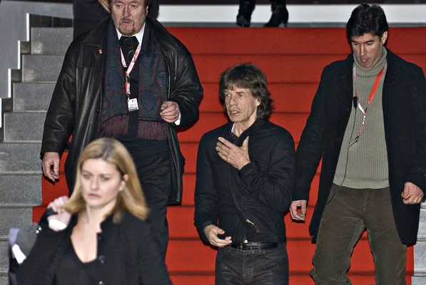 Mick Jagger quittant la conférence de presse de 'Shine A Light' à Berlin en 2008.