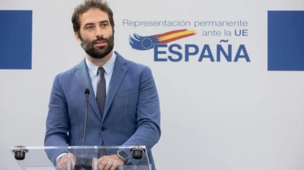 Carlos Cuerpo, nouveau ministre de l'Économie, s'exprimant lors d'une conférence de presse.