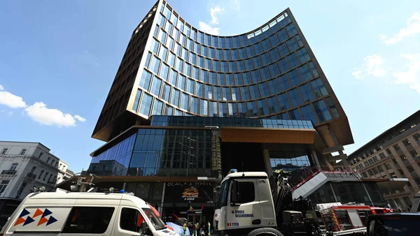 La tour Oxy et les véhicules de secours (protection civile) stationnés devant l'immeuble sinistré.