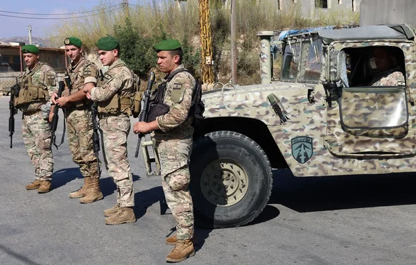 Soldats libanais en faction près d'un Humvee, lors d'une mission.