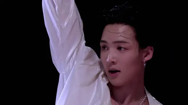 Un chanteur de K-pop lors d'une performance sur scène.