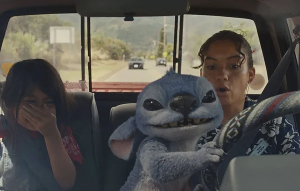 Scène du film Lilo & Stitch (2025) : Stitch au volant d'une voiture avec Lilo et Nani.