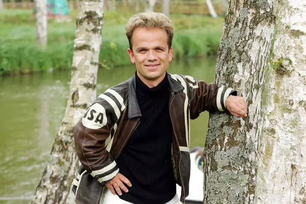 André Bouchet, le célèbre Passe-Partout de Fort Boyard, pose en extérieur.