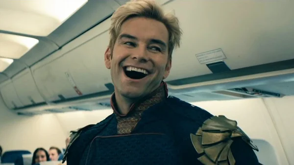 Homelander riant dans un avion, scène de The Boys.