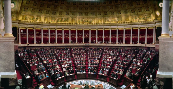 L'hémicycle de l'Assemblée nationale, décoré de colonnes et d'un plafond peint.