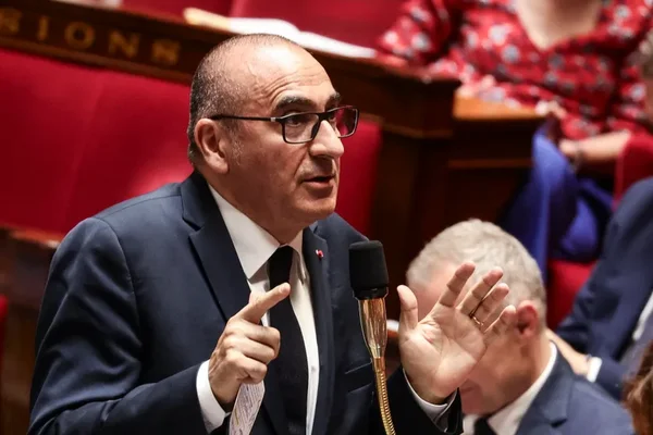 Un parlementaire s'exprimant lors des débats sur le projet de loi Ripost.