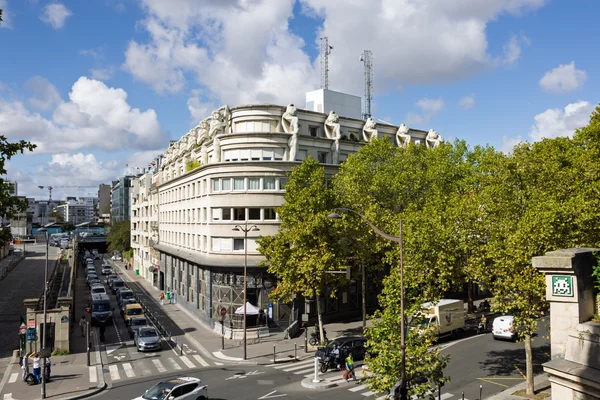 Le commissariat de police du 12e arrondissement de Paris, un bâtiment Art déco.
