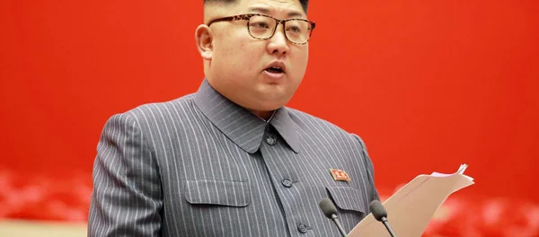 Kim Jong-un s'adressant à la presse lors d'une apparition publique.