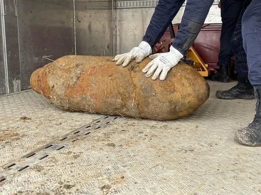 Une bombe de la Seconde Guerre mondiale désamorcée à Percy-en-Normandie, manipulée par des spécialistes.