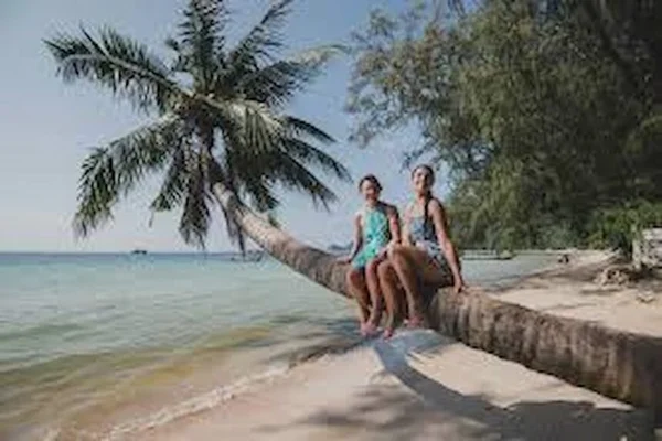 Deux femmes profitant d'une plage calme en arrière-saison, une tendance touristique croissante.