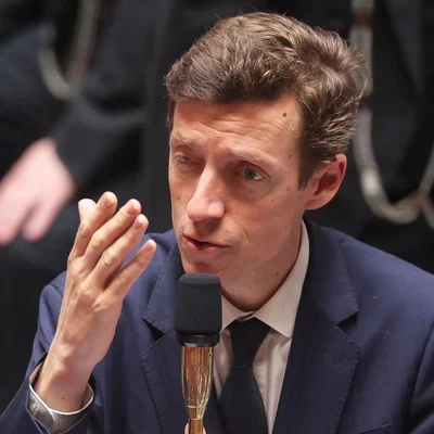 Édouard Geffray s'exprimant lors d'une conférence de presse.