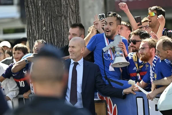 Zinédine Zidane salue la foule des supporters en délire devant la FFF.
