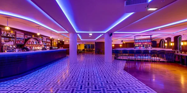 Vue de l'intérieur d'un bar moderne, type établissement du quartier Bastille.