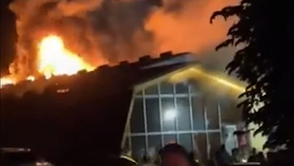 Violent incendie ravageant une boîte de nuit en Thaïlande, avec des flammes s'élevant dans la nuit.