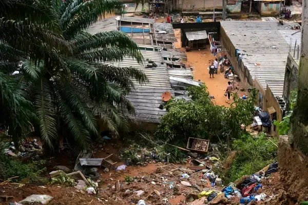 Vue aérienne d'un quartier informel inondé, montrant l'ampleur des dégâts.