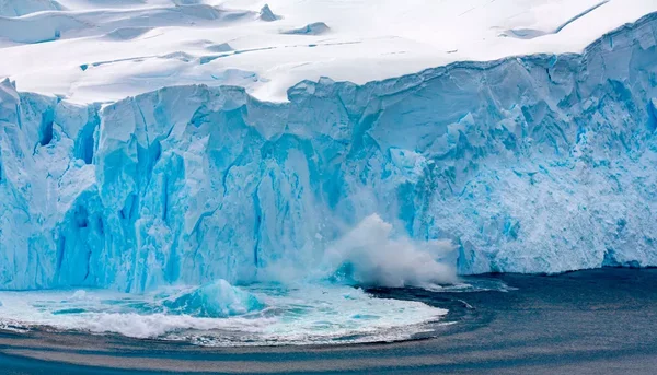Effondrement d'une partie d'une paroi glaciaire en Antarctique, illustrant les processus de fonte.