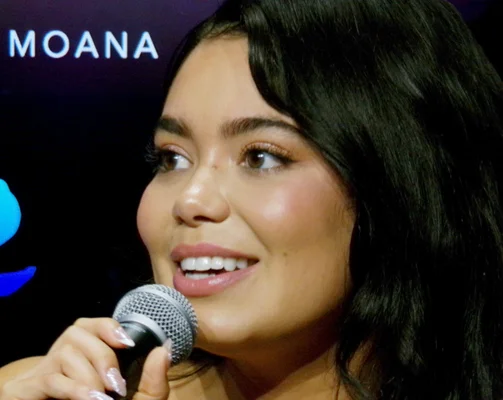 Auli'i Cravalho, star de Vaiana 2, s'adressant au public lors de la D23 2024 à Anaheim.