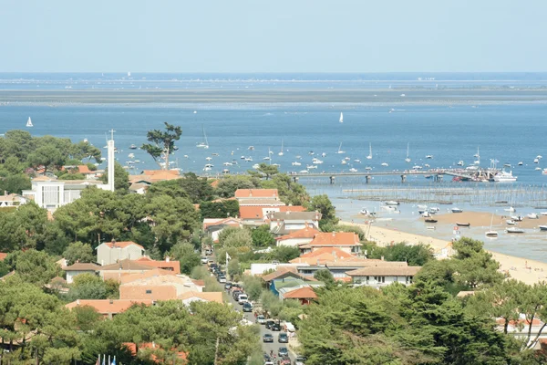 Le quartier Bélisaire au Cap Ferret vu depuis le phare : maisons, bateaux et parcs à huîtres.