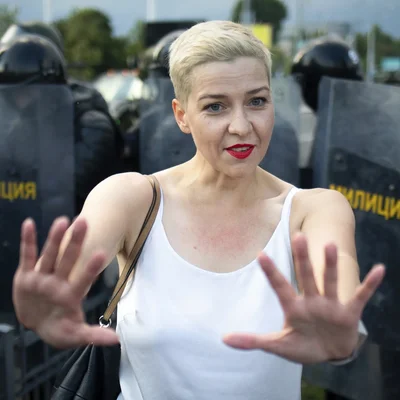 Maria Kolesnikova faisant face à des policiers anti-émeute lors d'une manifestation.