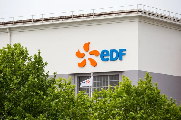 Bâtiment arborant le logo EDF, au cœur de l'actualité judiciaire.