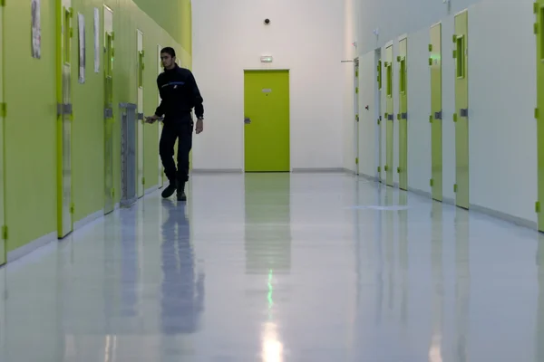 Couloir intérieur du centre pénitentiaire de Condé-sur-Sarthe.