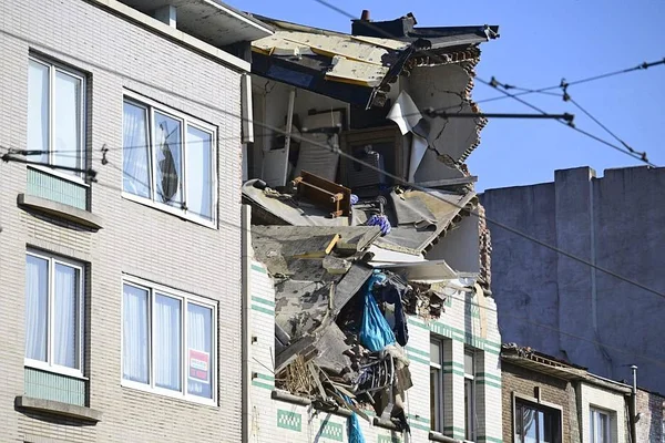 Immeuble ravagé par une explosion à Anvers, avec effondrement des étages supérieurs.