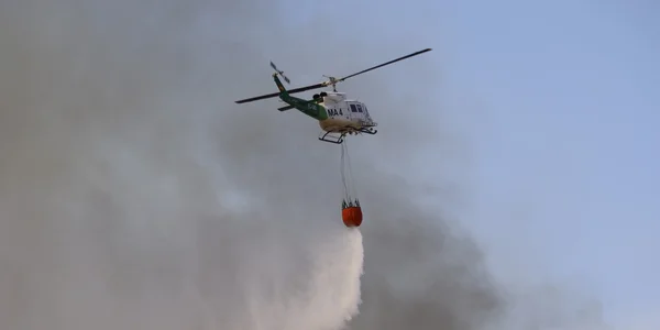 Un hélicoptère largue de l'eau sur l'incendie qui a brûlé plus de 12 000 hectares dans le nord-est de l'Espagne.