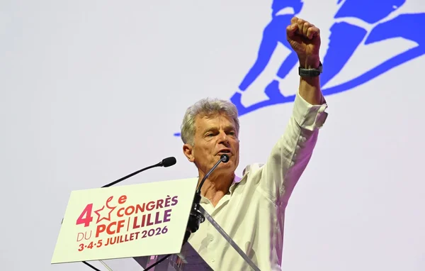 Fabien Roussel levant le poing lors du 4e congrès du PCF à Lille.
