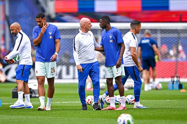 Séance d'entraînement sur un terrain de football professionnel.
