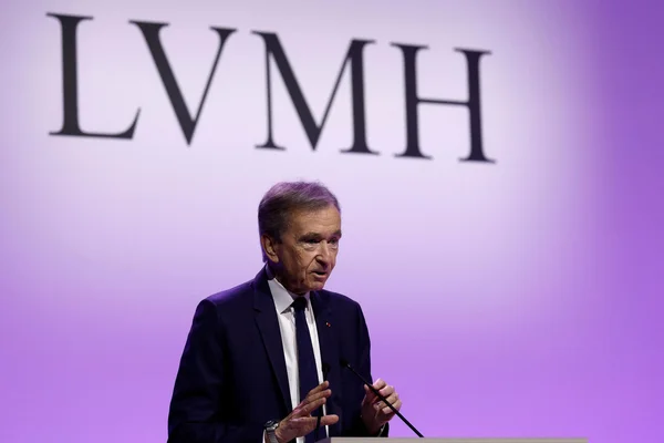 Bernard Arnault, PDG de LVMH, s'exprimant lors d'un événement d'entreprise.