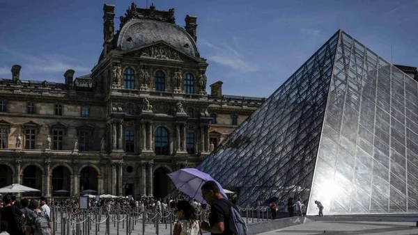 Vue extérieure du musée du Louvre, prêt pour la réouverture de la galerie d'Apollon.