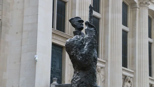 Statue d'Alfred Dreyfus, place devant l'École militaire, à Paris.