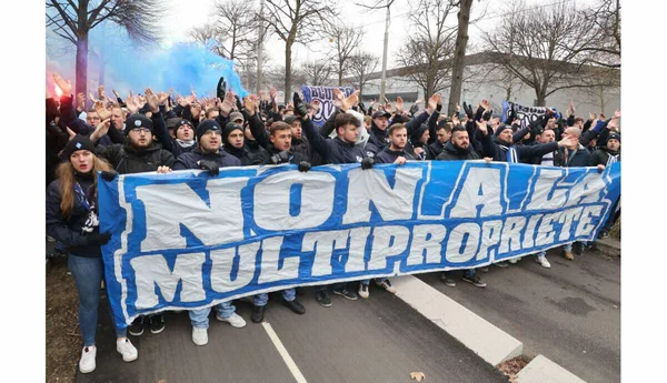 Supporters manifestant contre la multipropriété avec une banderole.