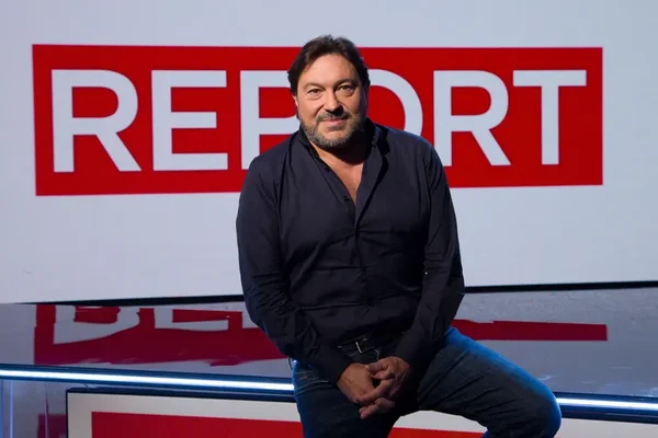 Sigfrido Ranucci devant l'écran de l'émission 'REPORT'.