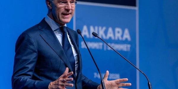 Orateur au sommet de l'OTAN à Ankara, devant la bannière 'ANKARA SUMMIT'.
