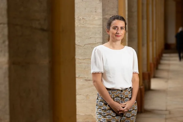 Marine Tondelier dans une colonnade, lors d'un entretien à Reporterre.