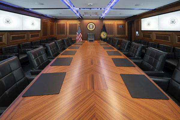 Salle de crise de la Maison-Blanche rénovée, équipée pour les réunions de sécurité nationale.