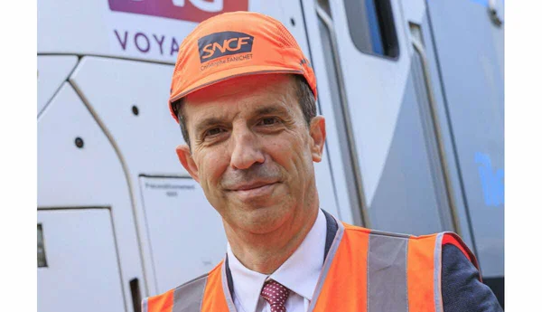 Christophe Fanichet, ancien PDG de SNCF Voyageurs, en tenue de terrain devant un train.